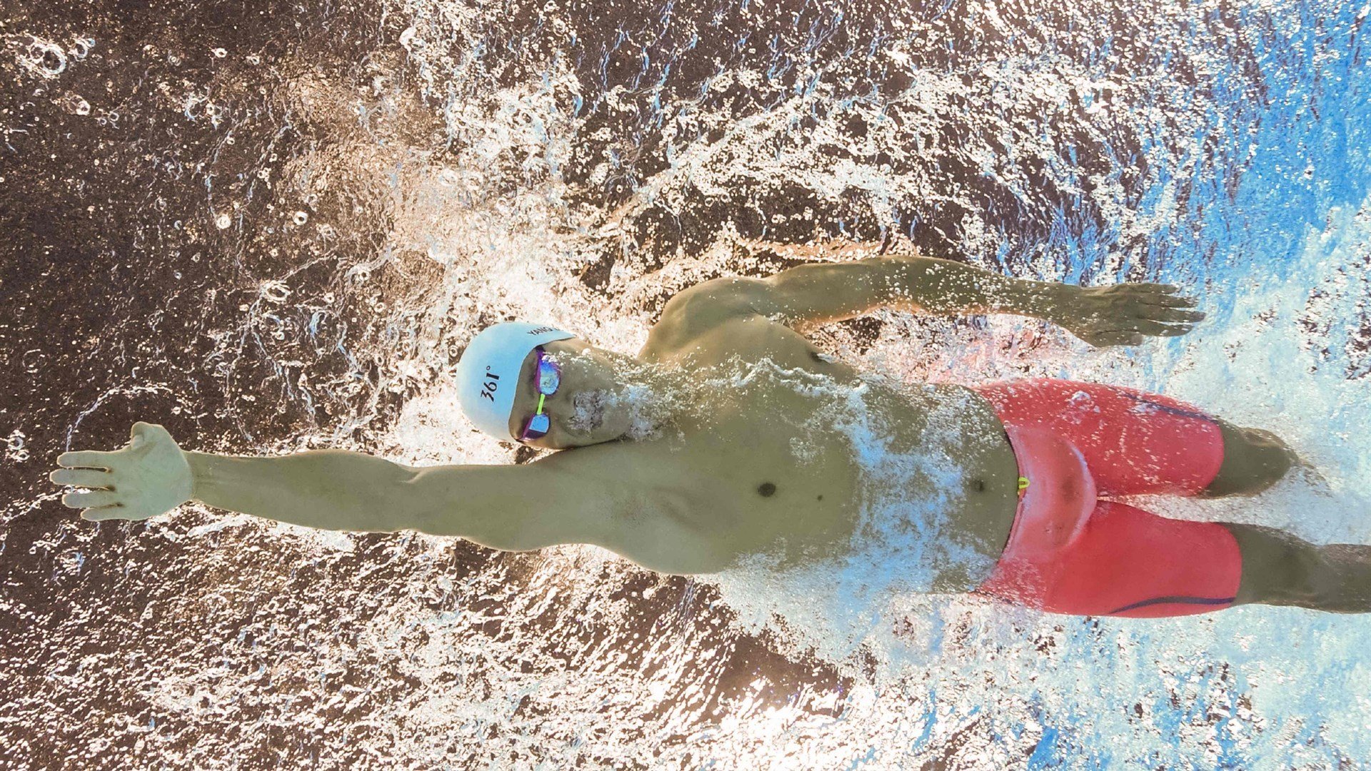 全国跳水冠军赛跳板项目竞争激烈，全国跳水选拔赛