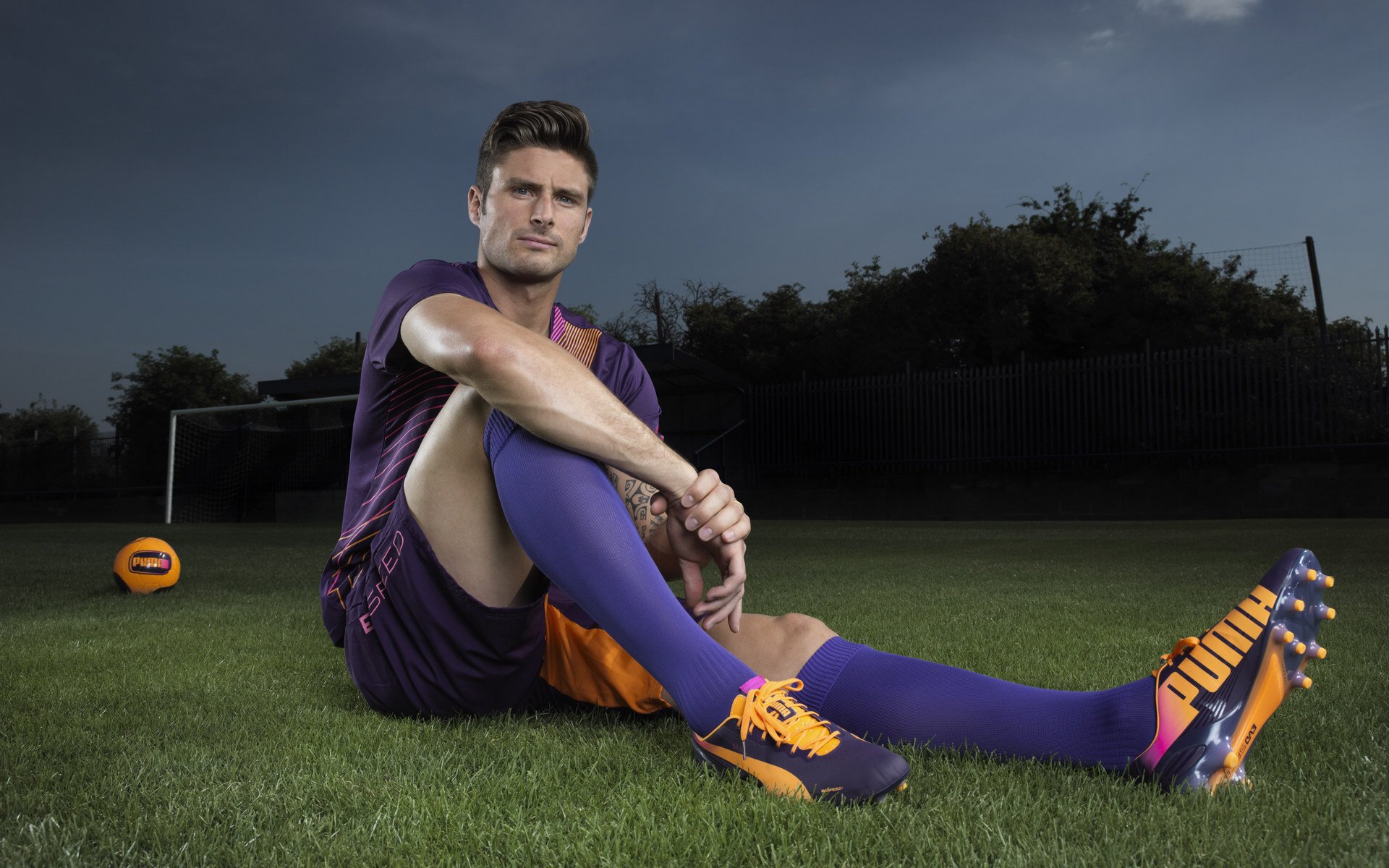 九游游戏中心-切尔西球员身体对抗胜出，赢得比赛主动权，切尔西对手