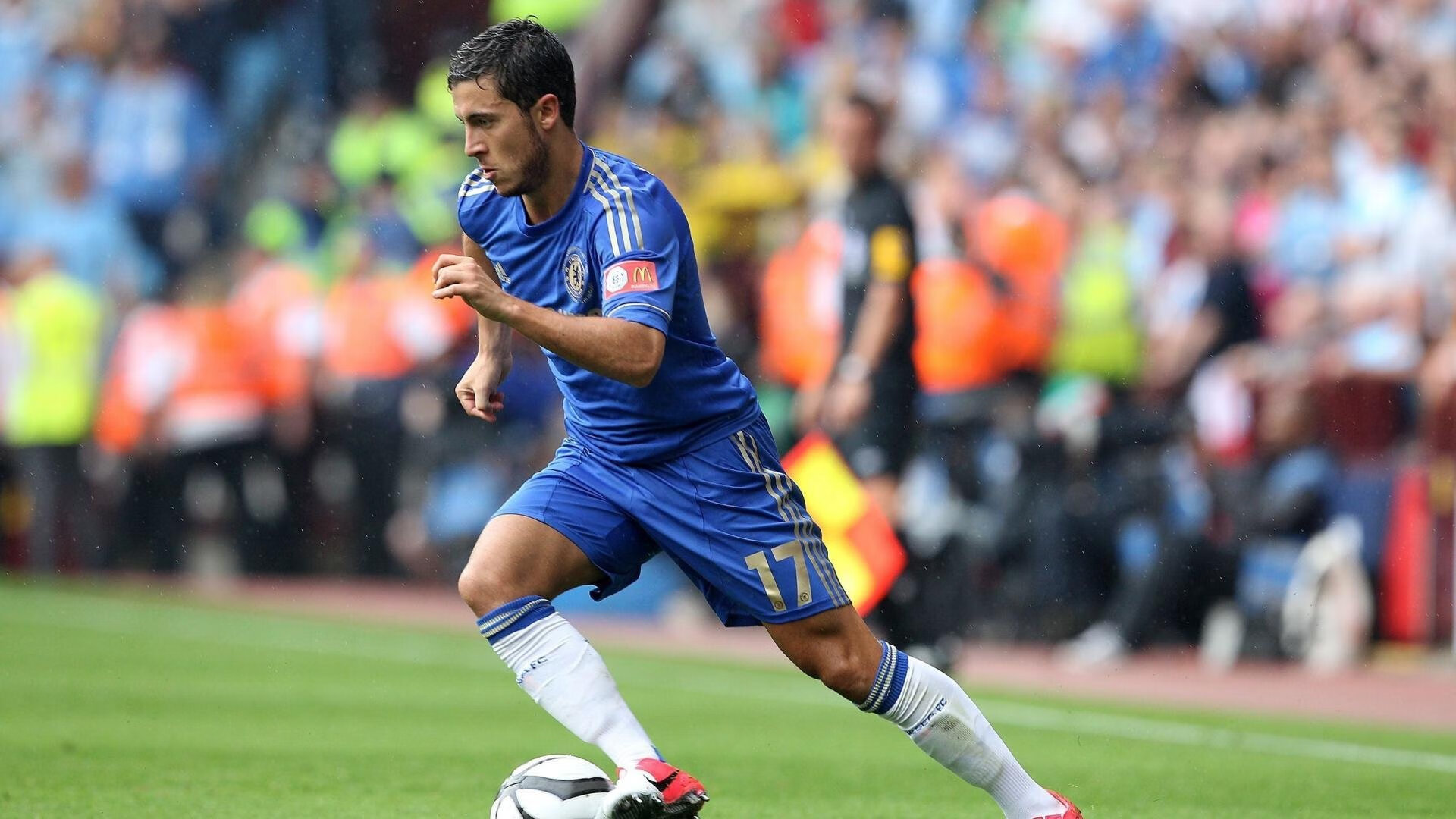 托桑·埃夫布奥姆万在NBA常规赛中首次亮相，埃托奥和布冯相视一笑